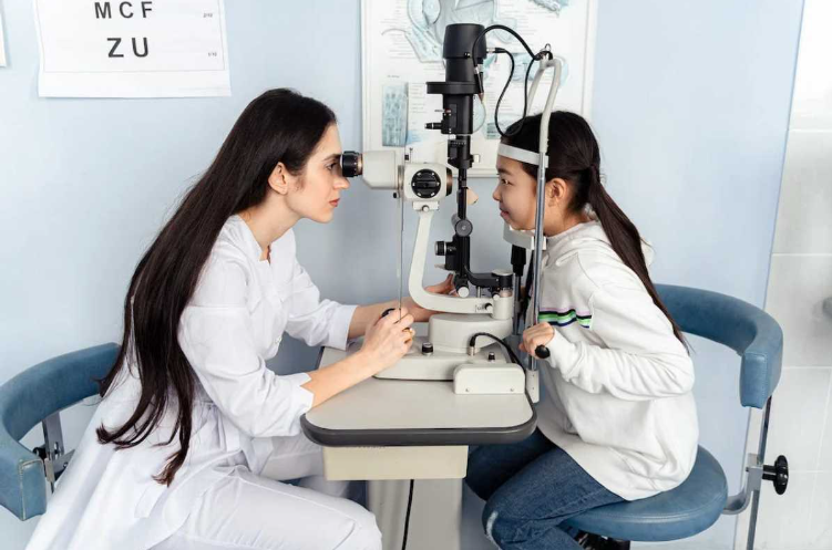 Hipermetropie: ce este, care sunt factorii care favorizează apariția la copii și adulți, cauzele, simptomele, tipurile de hipermetropie și importanța consultațiilor oftalmologice în depistarea/tratarea hipermetropiei?, Fără categorie - optimarvisioncare.ro