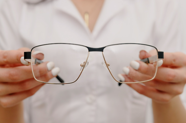 Tipuri de ochelari de vedere – cum alegi modelul potrivit, în funcție de trăsăturile feței și de afecțiunea cu care te confrunți, Fără categorie - optimarvisioncare.ro
