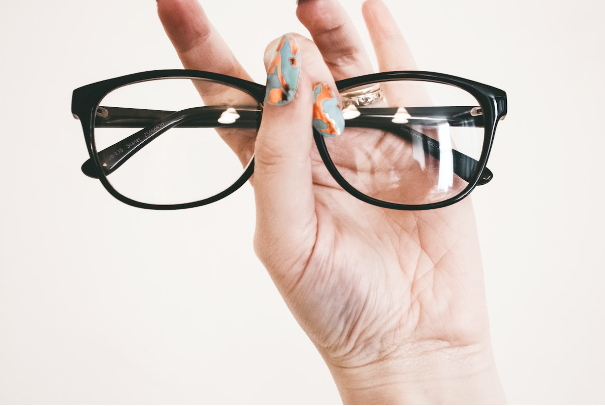 Tipuri de ochelari de vedere – cum alegi modelul potrivit, în funcție de trăsăturile feței și de afecțiunea cu care te confrunți, Fără categorie - optimarvisioncare.ro